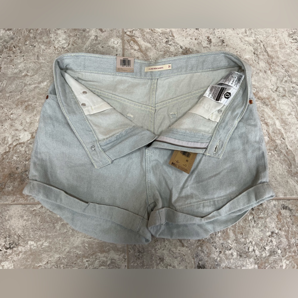 Levi’s NWT A-Line Mom Jean Shorts in Bleached Denim, size 31 - Picture 7 of 11